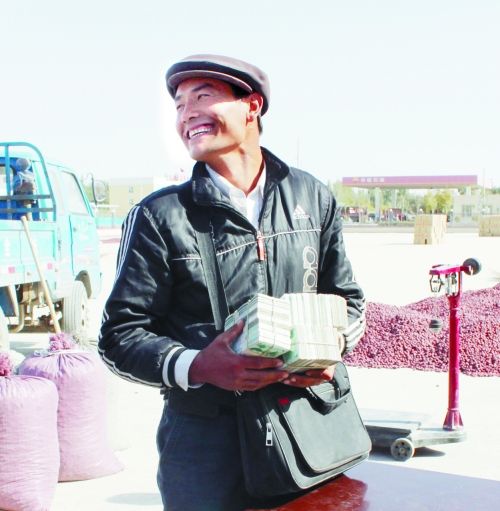 維族棗農手捧棗款樂開了花